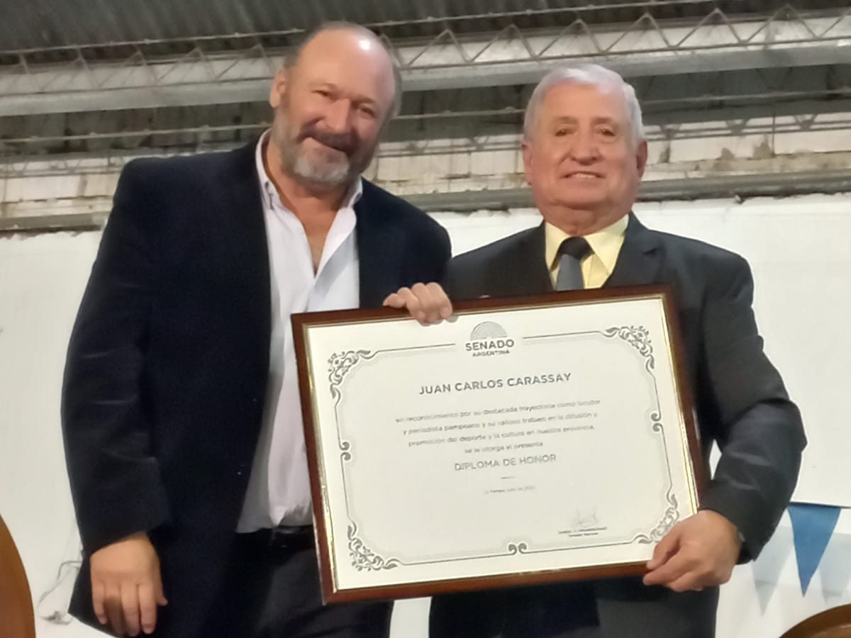 Reconocimiento por su destacada trayectoria como locutor y periodista pampeano, y su valioso trabajo en la difusión y promoción del deporte y la cultura en nuestra provincia.